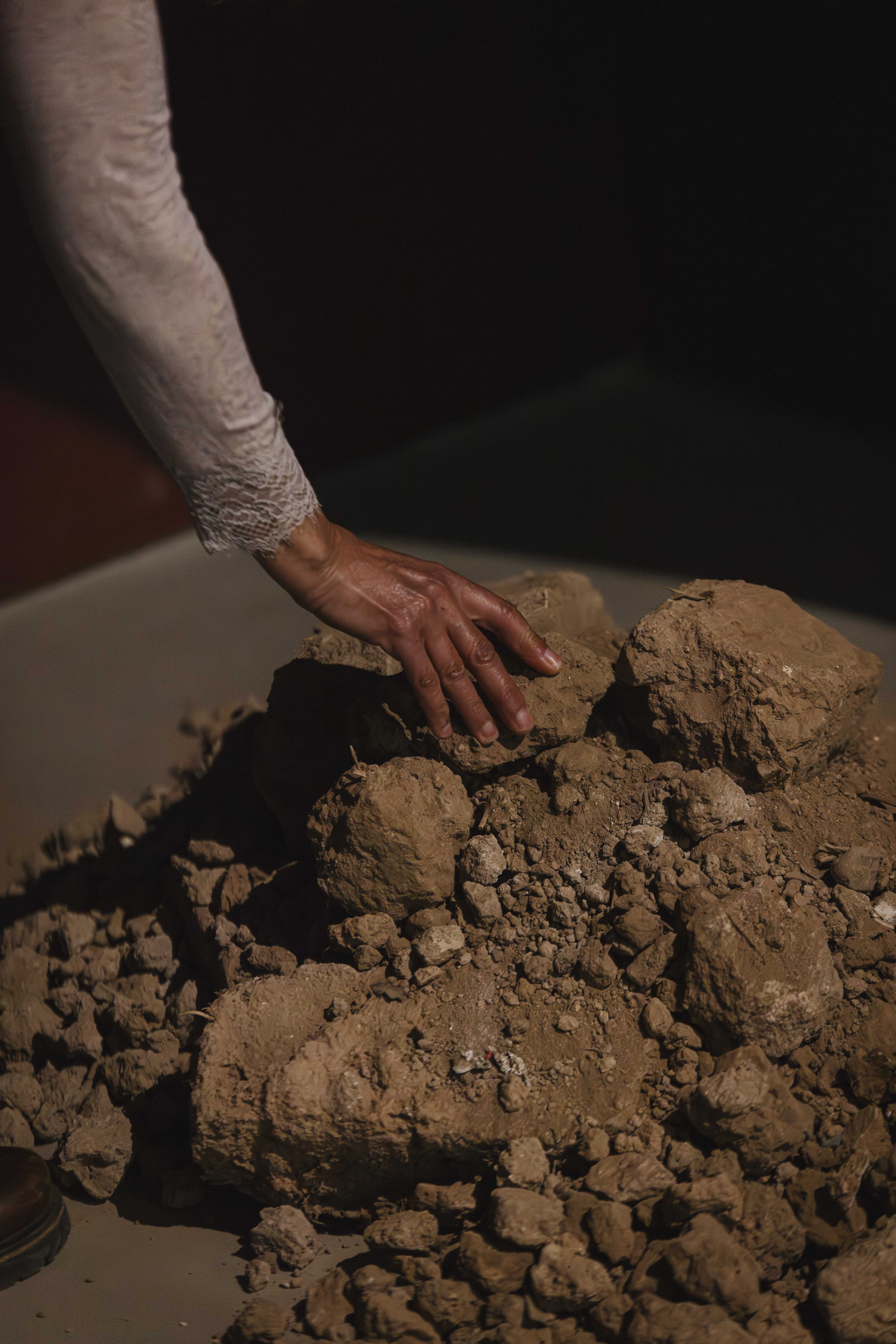 Ilā Turāb (à la terre)